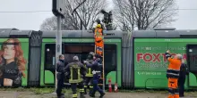 Milano, un tram prende fuoco con passeggeri a bordo. Nessun ferito
