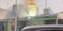 Tram in fiamme a Milano, le immagini riprese da un cellulare