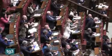 La risoluzione della maggioranza passa agevolmente in Aula, le opposizioni restano divise