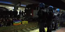 Pisa, protesta sui binari: manifestanti bloccano treno con mezzi militari