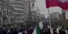 Una colonna di fumo si staglia all'orizzonte mentre a Teheran si celebra la Giornata di Quds