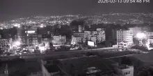 Beirut di sera con le esplosioni e le colonne di fumo