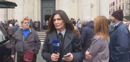 L'addio a Enrica Bonaccorti, l'arrivo del feretro in chiesa sulle note de "La lontananza"