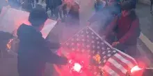 Corteo contro il governo: sventolano bandiere di Iran e Venezuela, bruciano quelle Usa - Video