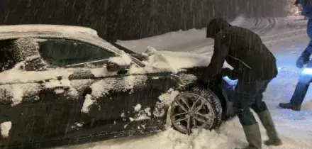 Bielmonte, la nevicata non si arresta: auto in difficolt&agrave; nella neve intensa