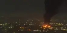 Notte di attacchi a Teheran, colonne di fuoco e fiamme in diversi quartieri