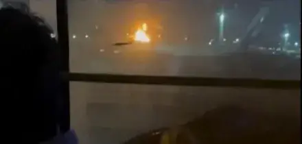 Attacco con drone vicino all'aeroporto di Dubai, l'incendio visto dalla strada