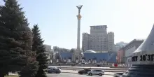I detriti del drone caduti in piazza Indipendenza a Kiev dopo l'attacco: video