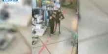 Il video della tentata rapina in un supermercato: armati di fucile minacciano il vigilante