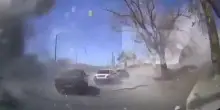 Iran, il momento del raid ripreso da una dashcam: l'esplosione e la pioggia di detriti