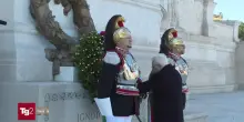 Mattarella depone una corona d'alloro sulla tomba del Milite Ignoto
