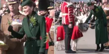 Kate celebra San Patrizio con le Irish Guards: trifoglio anche alla mascotte Seamus