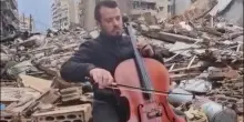 Il violoncellista suona tra le macerie di Beirut: la musica diventa resistenza