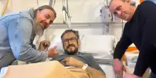 Marco Giallini operato al femore, gli amici gli fanno compagnia all'ospedale