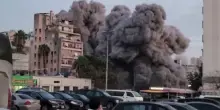 Il missile centra il palazzo a Beirut che si sbriciola in pochi attimi