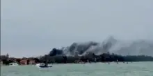 Venezia, incendio alla Biennale: in fiamme il tetto del Padiglione della Serbia