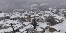 Torna la neve sull'Appennino abruzzese, il drone in volo su Sant'Eufemia