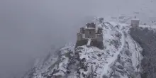 Il castello di Rocca Calascio imbiancato sembra Grande Inverno del Trono di Spade