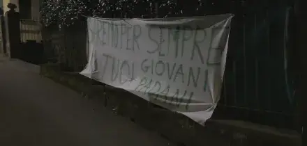 Bossi, striscione fuori dalla villa: "Saremo per sempre i tuoi Giovani Padani"