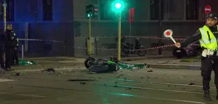 Incidente tra moto e auto a Milano, morti due ventenni