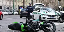 Il video dell'incidente tra la moto e il taxi registrato dalla dash-cam: il momento dello schianto