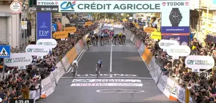 La volata di Pogacar nell'ultimo km della Milano-Sanremo