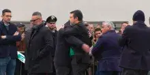 Funerali di Umberto Bossi, Matteo Salvini contestato a Pontida: "Togliti la camicia verde"