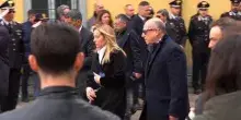Funerali Umberto Bossi, un gruppo urla "secessione" dopo l'arrivo di Giorgia Meloni