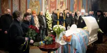 L'omaggio di Volodomyr Zelensky sulla bara del patriarca Filaret, morto a 97 anni