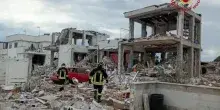 Roma, esplode una bombola gpl in una palazzina che poi crolla: 2 feriti recuperati dalle macerie