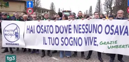 L'addio a Umberto Bossi, la folla e i cori dei militanti. Presenti le cariche dello Stato