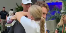 Sebastian Korda, l'abbraccio con la fidanzata Ivana Nedved e il selfie con pap&agrave; Petr