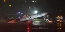 Scontro in pista tra un aereo e un mezzo dei pompieri, due morti all'aeroporto LaGuardia di New York