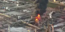 Esplosione in una raffineria di petrolio in Texas: le alte colonne di fumo