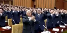 Applausi senza fine per Kim Jong-un: la coreografia del potere a Pyongyang