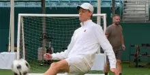 Jannik Sinner giocoliere, anche con il pallone da calcio riesce a fare magie