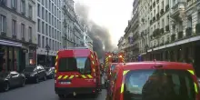 Parigi, in fiamme l'Hotel Bristol a due passi dall'Eliseo. Evacuate 400 persone