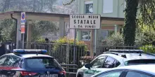 13enne accoltella prof di francese: fermato il ragazzo, donna grave. Telefono al collo per filmare