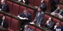 Santanch&eacute;, l'opposizione: "Dimissioni arrivate troppo tardi". E Schlein incalza Meloni