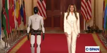 Un robot scorta Melania alla Casa Bianca, prima volta nella storia