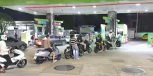 La Thailandia annuncia un aumento della benzina: code notturne ai distributori