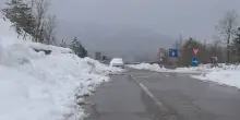 Neve in Romagna, auto abbandonata lungo la provinciale a Verghereto