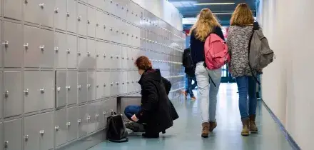 Molestie agli studenti durante le lezioni: sospeso l'insegnante accusato di violenza sessuale