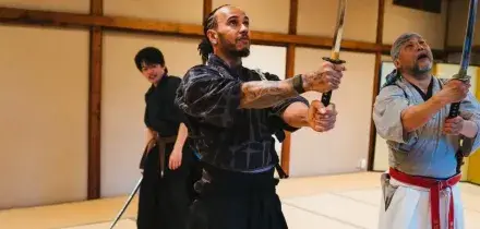 Lewis Hamilton "samurai": imbraccia la katana con il maestro di "Kill Bill"