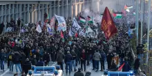 Corteo No Kings a Roma, i manifestanti occupano la Tangenziale