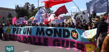 Il popolo dei No Kings a Roma: migliaia in piazza contro le guerre