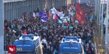 Corteo No Kings a Roma contro tutte le guerre: l'onda di manifestanti arriva sulla Tangenziale