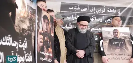 Libano, i funerali dei giornalisti uccisi ieri in un attacco aereo israeliano dell'Idf