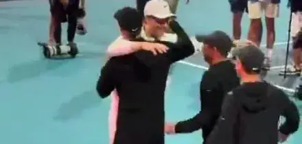 Sinner e abbraccio caloroso del team con i coach Simone Vagnozzi e Darren Cahill