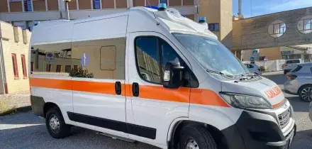 Lite in famiglia a Genova. Ferisce la sorella con un coltello, poi precipita dal sesto piano e muore